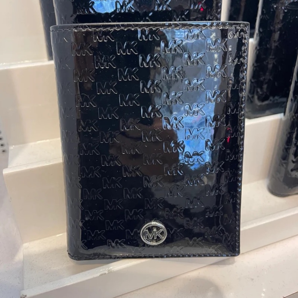 Michael Kors Jet Set Travel Md Sign Patent Logo Debossed  Passport Case
Black - Picture 14 of 16